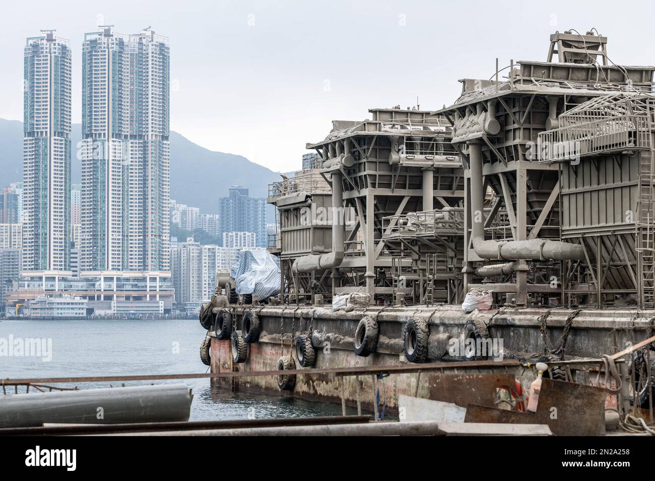 Hong Kong, Cina. 04th Feb, 2023. Lo stabilimento di China concrete Company con Hong Kong Island in background. Un gruppo di attivisti per i diritti dell’ambiente e del lavoro si è convergere per protestare contro l’inazione del governo sulla chiusura dell’impianto di cemento inquinante che ha una storia di violazioni e nessuna licenza attuale per operare. Questa è stata una delle prime proteste approvate da quando le misure di allontanamento sociale del COVID-19 sono state allentate a Hong Kong e potrebbero segnare il ritorno dei movimenti sociali attivi della città. (Foto di ben Marans/SOPA Images/Sipa USA) Credit: Sipa USA/Alamy Live News Foto Stock