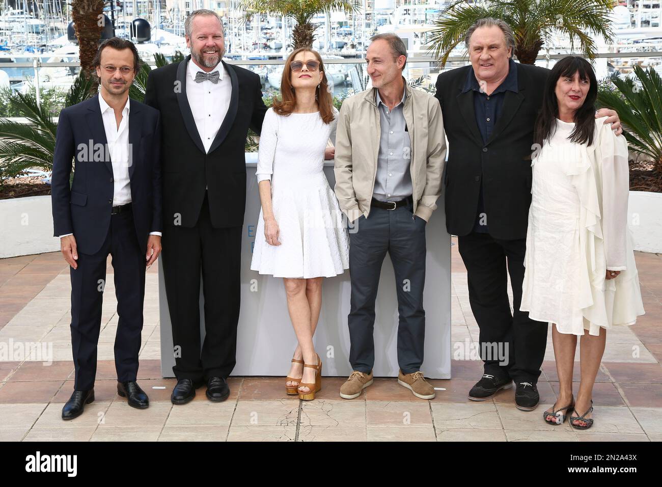 Producer Jean-Baptiste Dupont, Dan Warner, Isabelle Huppert, director Guillaume Nicloux, Gerard Depardieu and producer Sylvie Pialat pose for photographers during a photo call for the film Valley of Love at the 68th international film festival, Cannes, southern France, Friday, May 22, 2015. (Photo by Vianney Le Caer/Invision/AP) Foto Stock