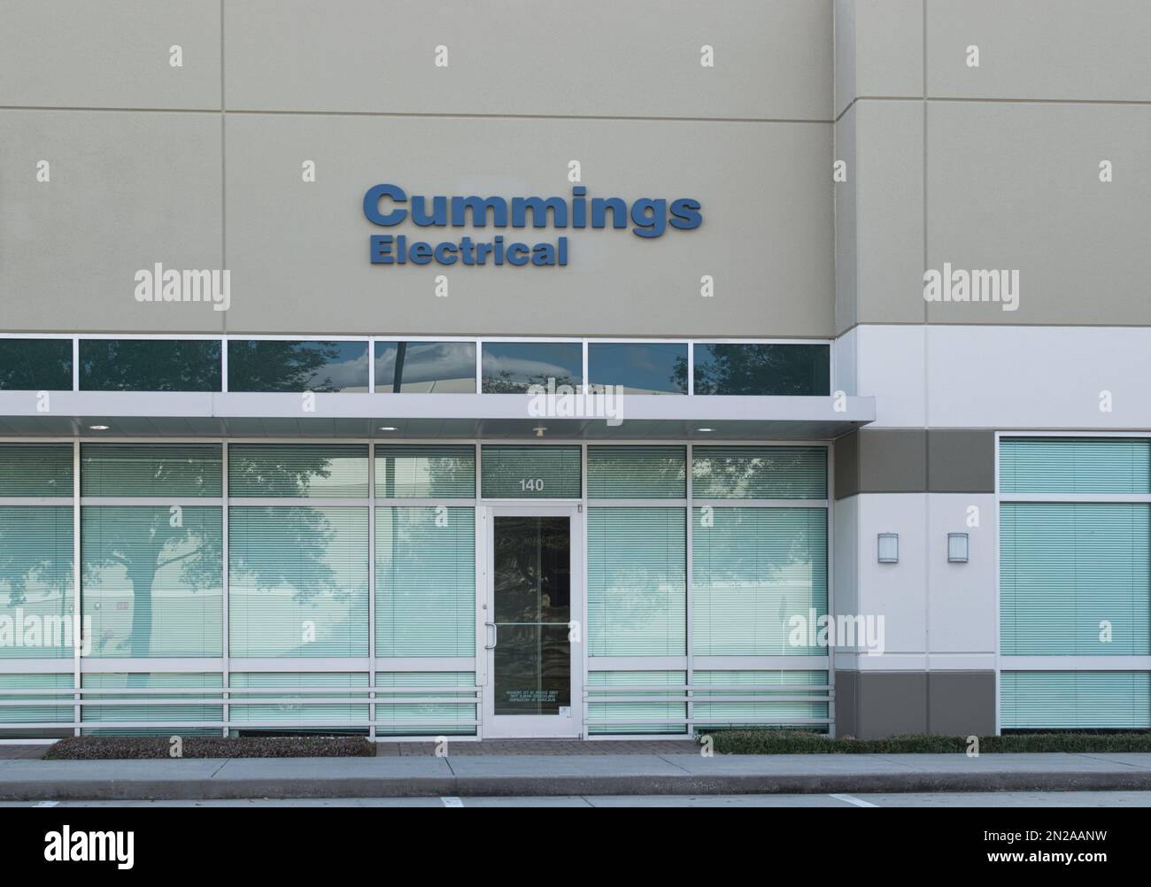 Houston, Texas USA 02-05-2023: Cummings Electrical Office exterior a Houston, Texas. Azienda di appalto nel settore elettrico fondata nel 2002. Foto Stock