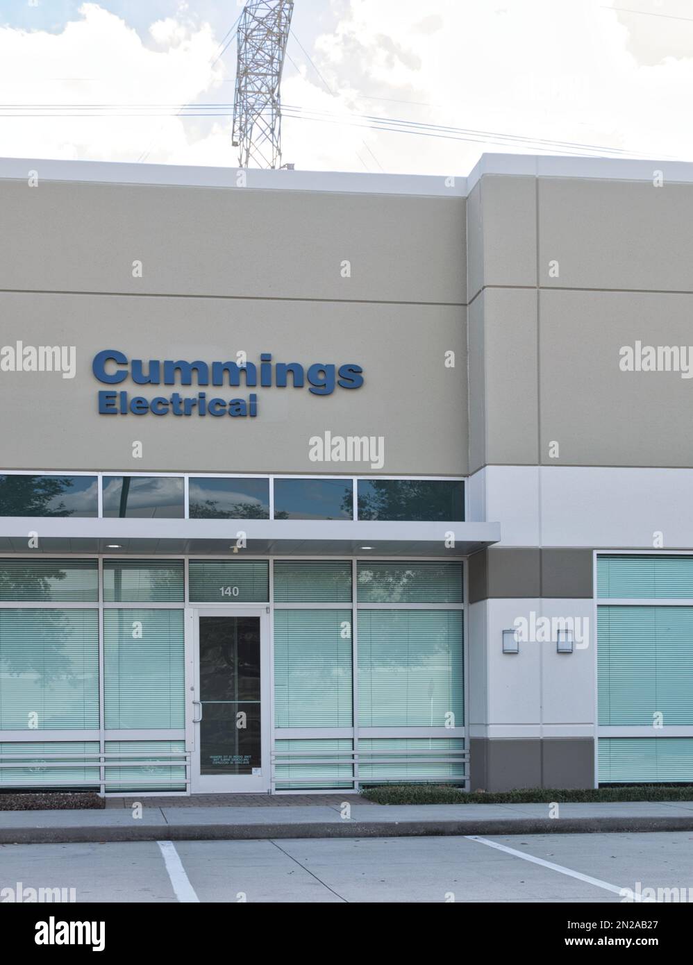 Houston, Texas USA 02-05-2023: Cummings Electrical Office exterior a Houston, Texas. Azienda di appalto nel settore elettrico fondata nel 2002. Foto Stock