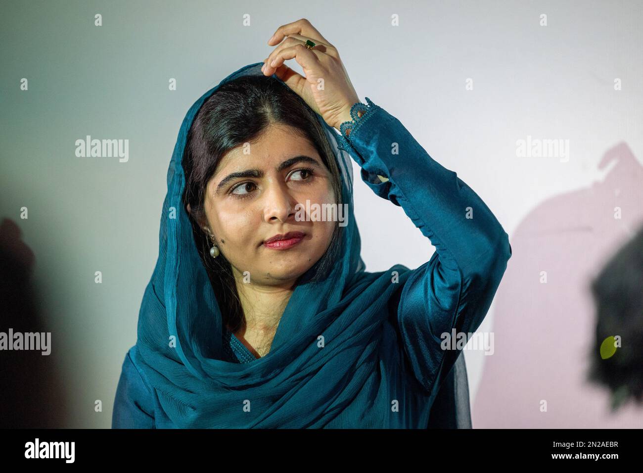 Londra, Regno Unito. 06th Feb, 2023. Malala Yousafzai, una attivista per l'educazione femminile, partecipa alla proiezione 'Stranger at the Gate' e alle domande e Risposte al W Hotel di Londra. (Foto di Phil Lewis/SOPA Images/Sipa USA) Credit: Sipa USA/Alamy Live News Foto Stock