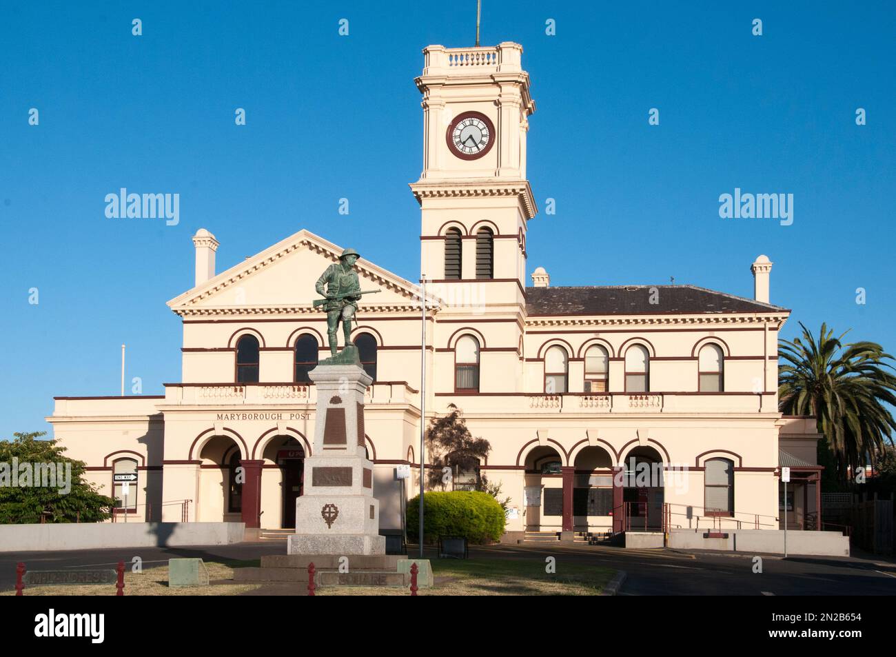 Monumento ai caduti e ufficio postale del 19th° secolo in McLandress Square, nella città centrale dei campi d'oro di Maryborough, Victoria, Australia Foto Stock