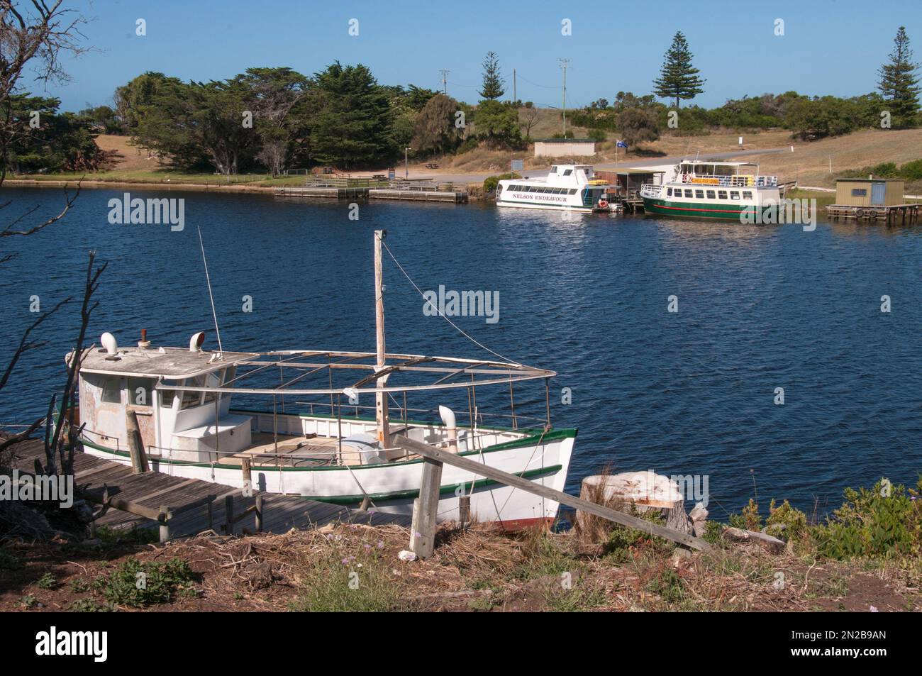 Moorings nell'estuario del fiume Glenelg a Nelson, nella zona sudoccidentale di Victoria, vicino al confine con lo stato dell'Australia meridionale Foto Stock