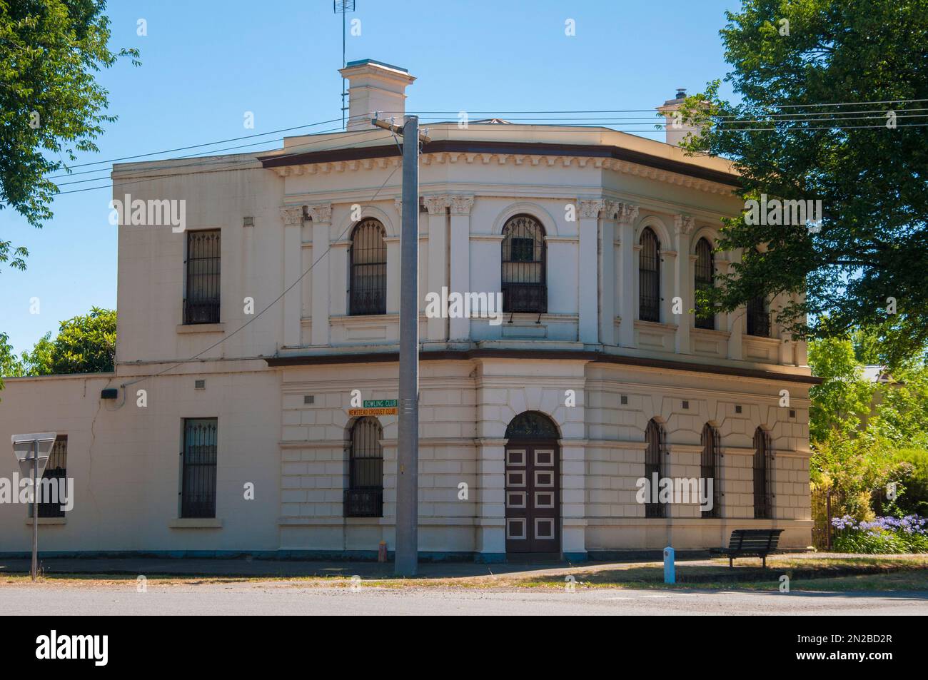 Ex edificio della banca nella storica città goldfields di Newstead, Victoria centrale, Australia Foto Stock
