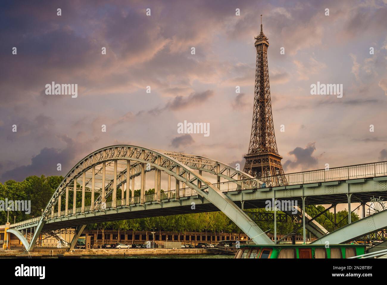 Ponte pedonale di Debilly e Torre Eiffel sulla riva della Senna a Parigi, Francia Foto Stock