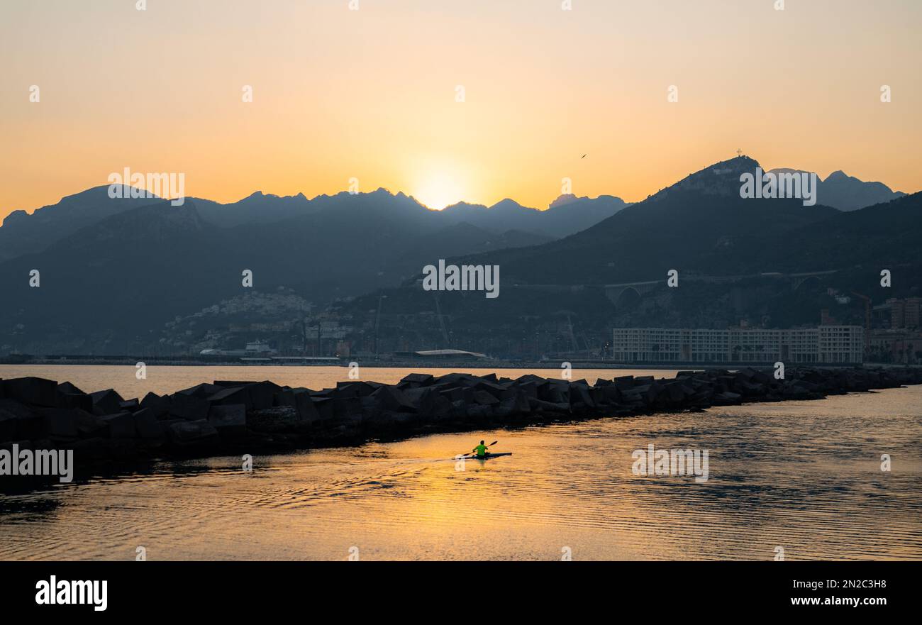 Salerno, Italia in Costiera Amalfitana con kayak sull'acqua sottostante. Vista sull'oceano nell'Italia meridionale. Foto Stock