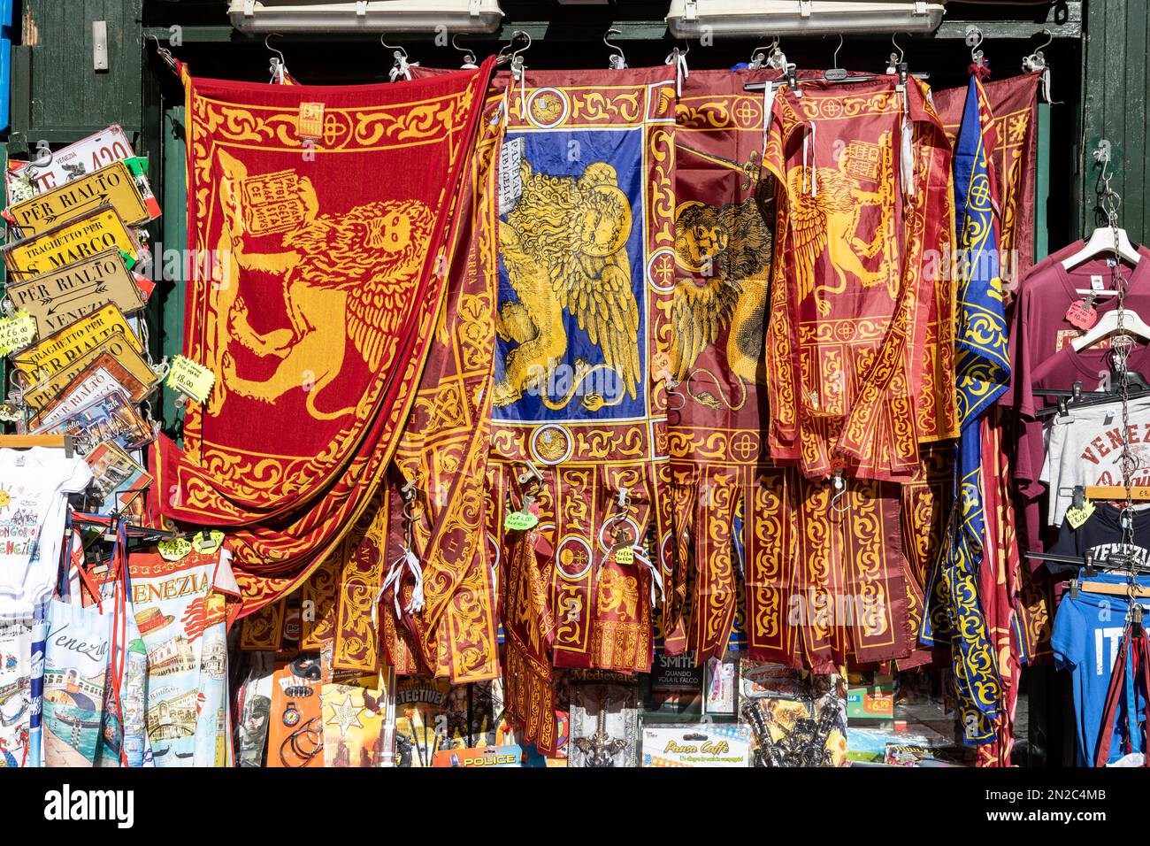 Bandiere veneziane con leone alato, Venezia, Veneto, Italia, Europa Foto Stock