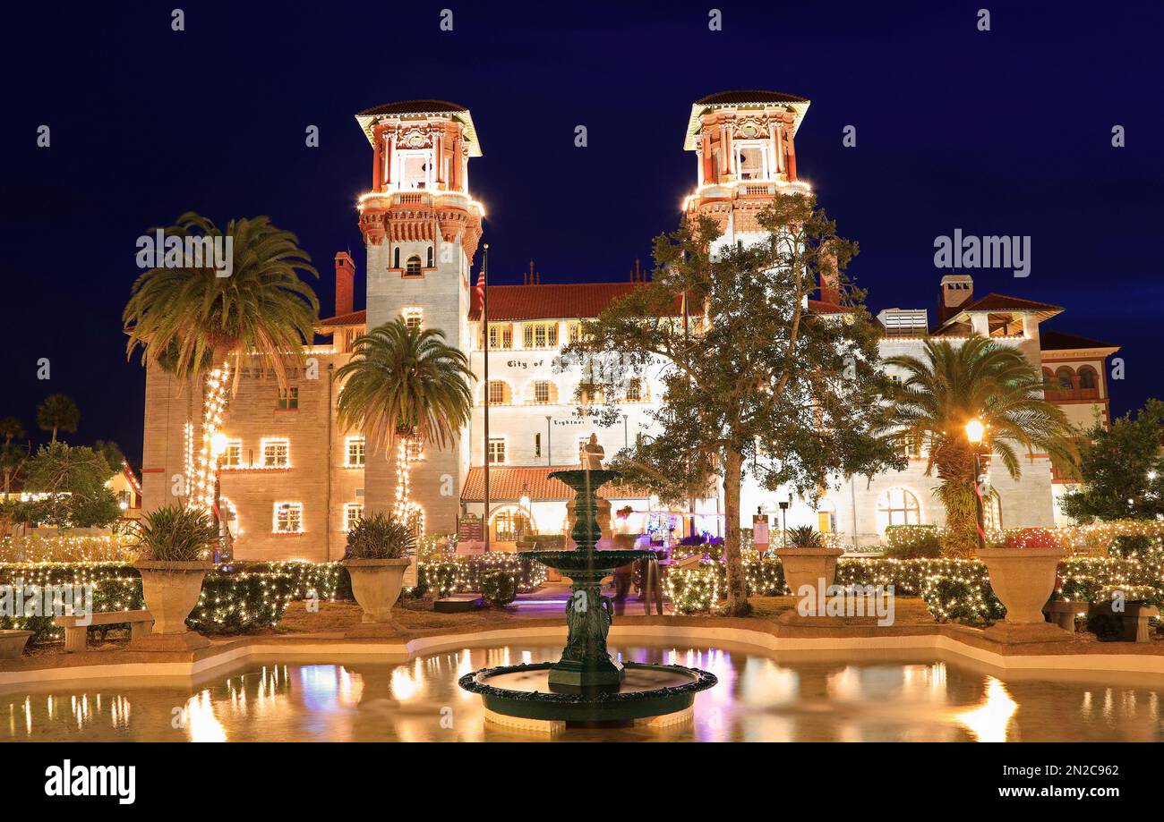 Edificio di stile Spagnolo illuminato di notte in St. Augustine, Florida, Stati Uniti Foto Stock Edificio di stile Spagnolo illuminato di notte in St. Augustine, Florida, Stati Uniti Foto Stock