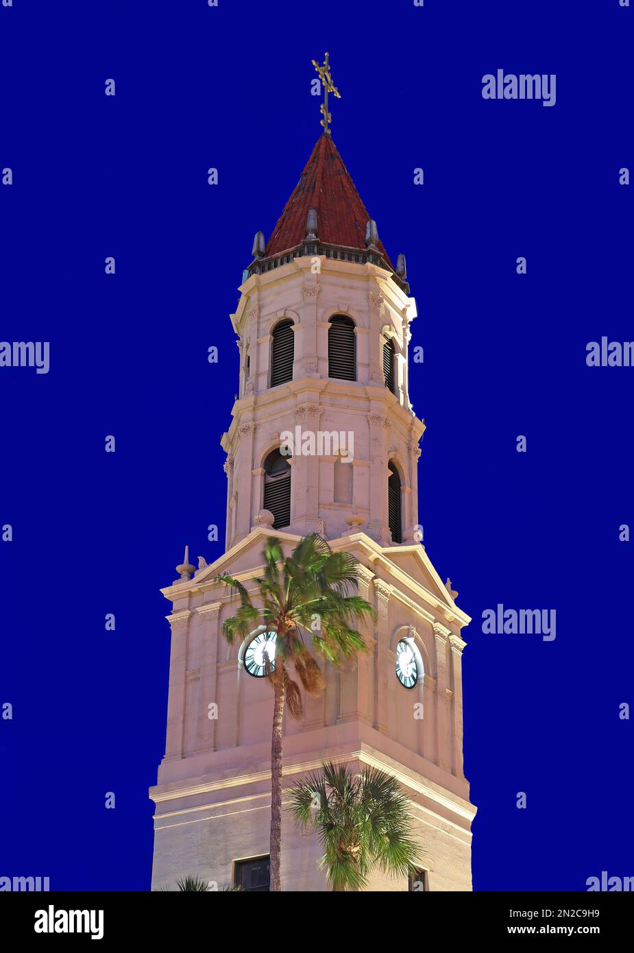 Campanile di San La Basilica di Agostino si è illuminata al crepuscolo in Florida, USA Foto Stock