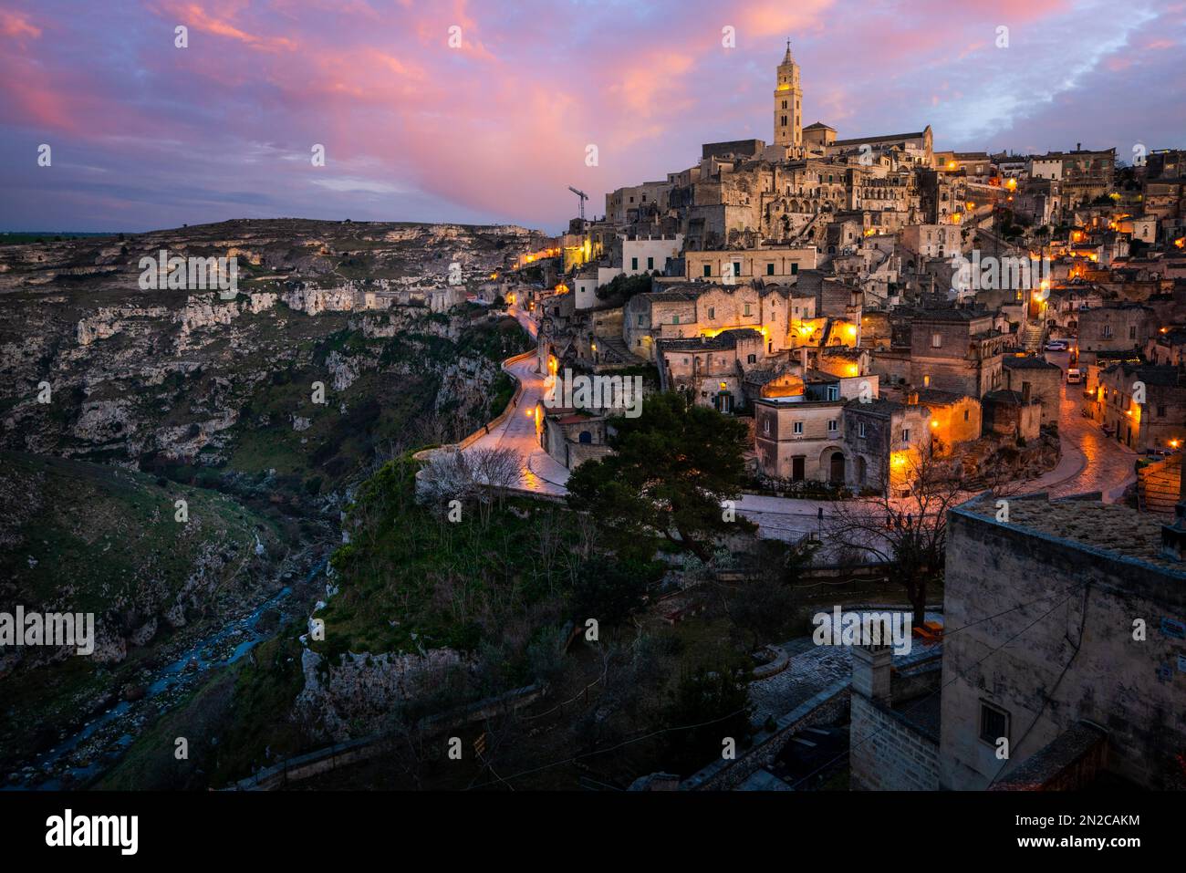 Tramonto sulle antiche abitazioni rupestri di Matera nel sud Italia. Matera, nella Basilicata del Sud Italia, patrimonio dell'umanità dell'UNESCO. Foto Stock