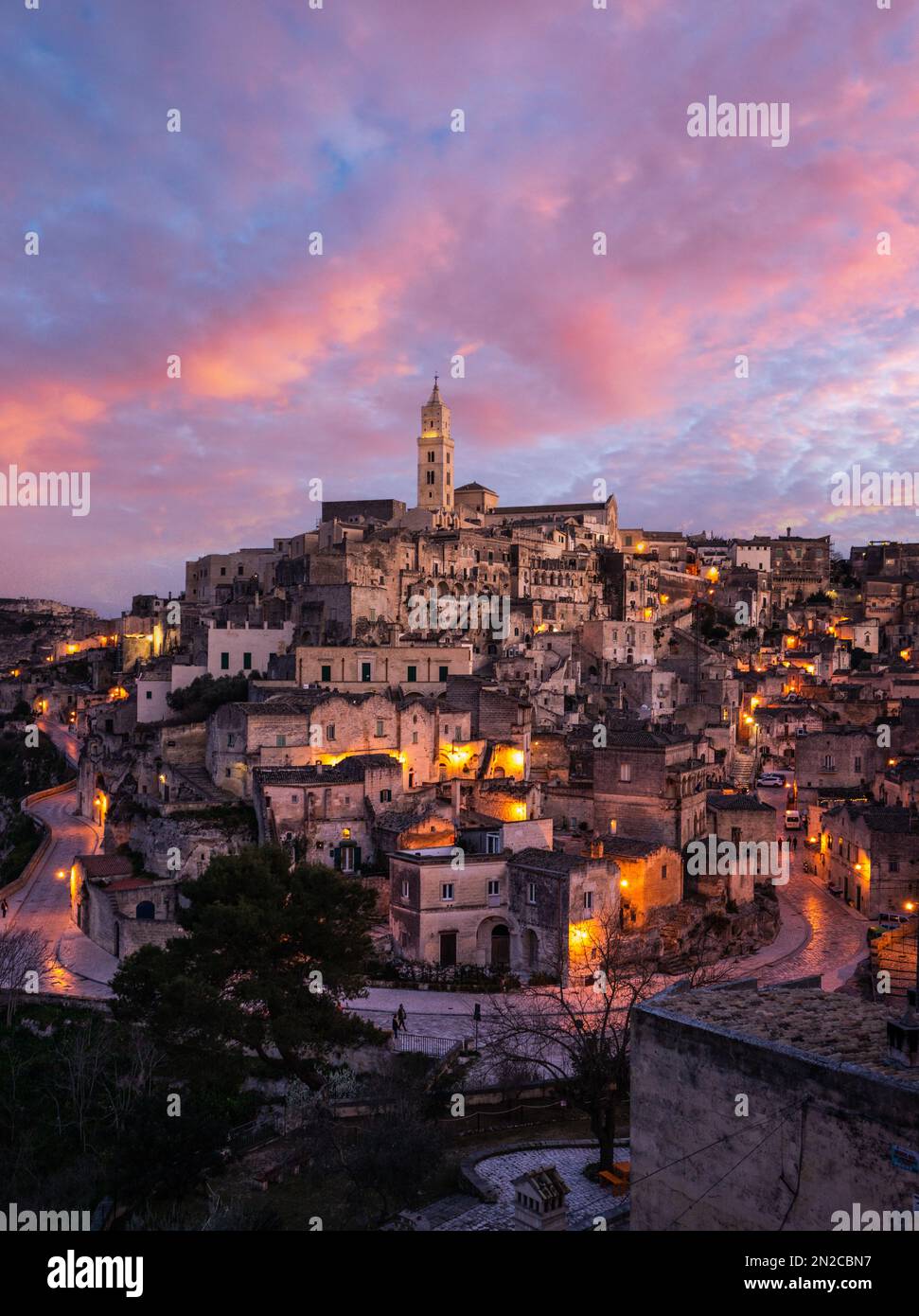 Tramonto sulle antiche abitazioni rupestri di Matera nel sud Italia. Matera, nella Basilicata del Sud Italia, patrimonio dell'umanità dell'UNESCO. Foto Stock