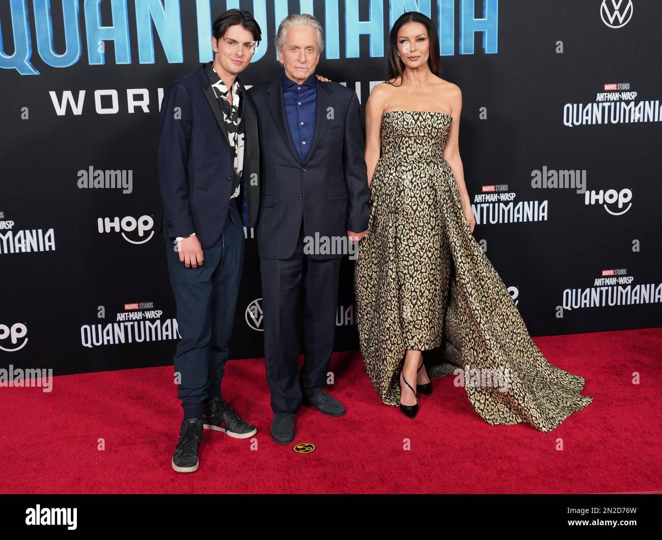 Los Angeles, Stati Uniti. 06th Feb, 2023. (L-R) Dylan Michael Douglas, Michael Douglas e Catherine Zeta-Jones arrivano all'ANT-MAN dei Marvel Studios E AL WASP: QUANTUMANIA World Premiere tenuto al Regency Village Theater di Westwood, CA lunedì 6 febbraio 2023. (Foto di Sthanlee B. Mirador/Sipa USA) Credit: Sipa USA/Alamy Live News Foto Stock