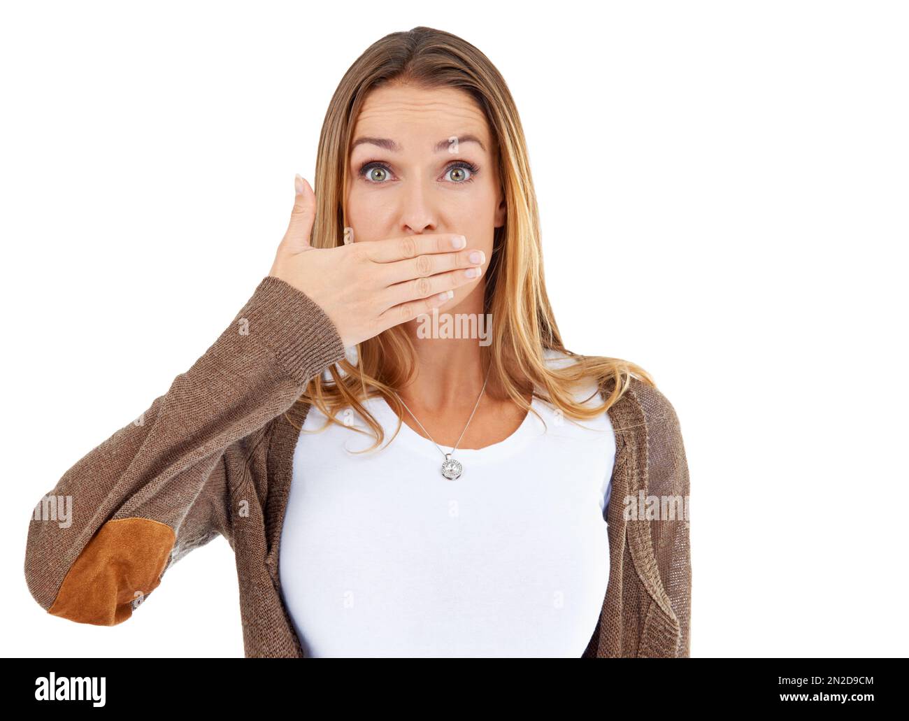 Ops. Ritratto di una giovane donna attraente che copre la bocca in shock. Foto Stock