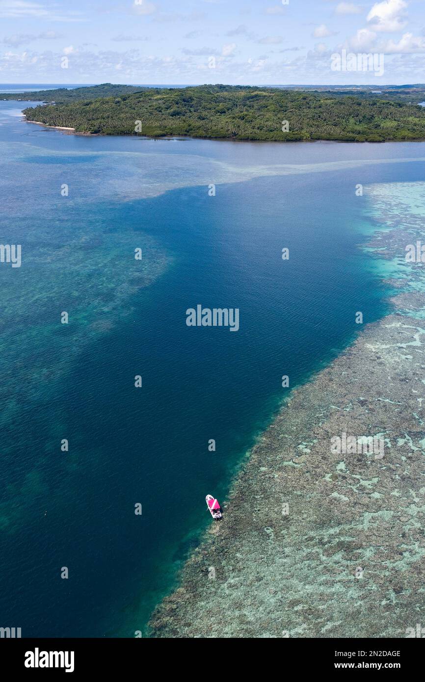 Il livello del mare si alza sopra la cima della barriera corallina nel canale della corrente di marea, la barca da immersione in primo piano, l'Oceano Pacifico, il canale di Gofnu, Yap, Micronesia Foto Stock