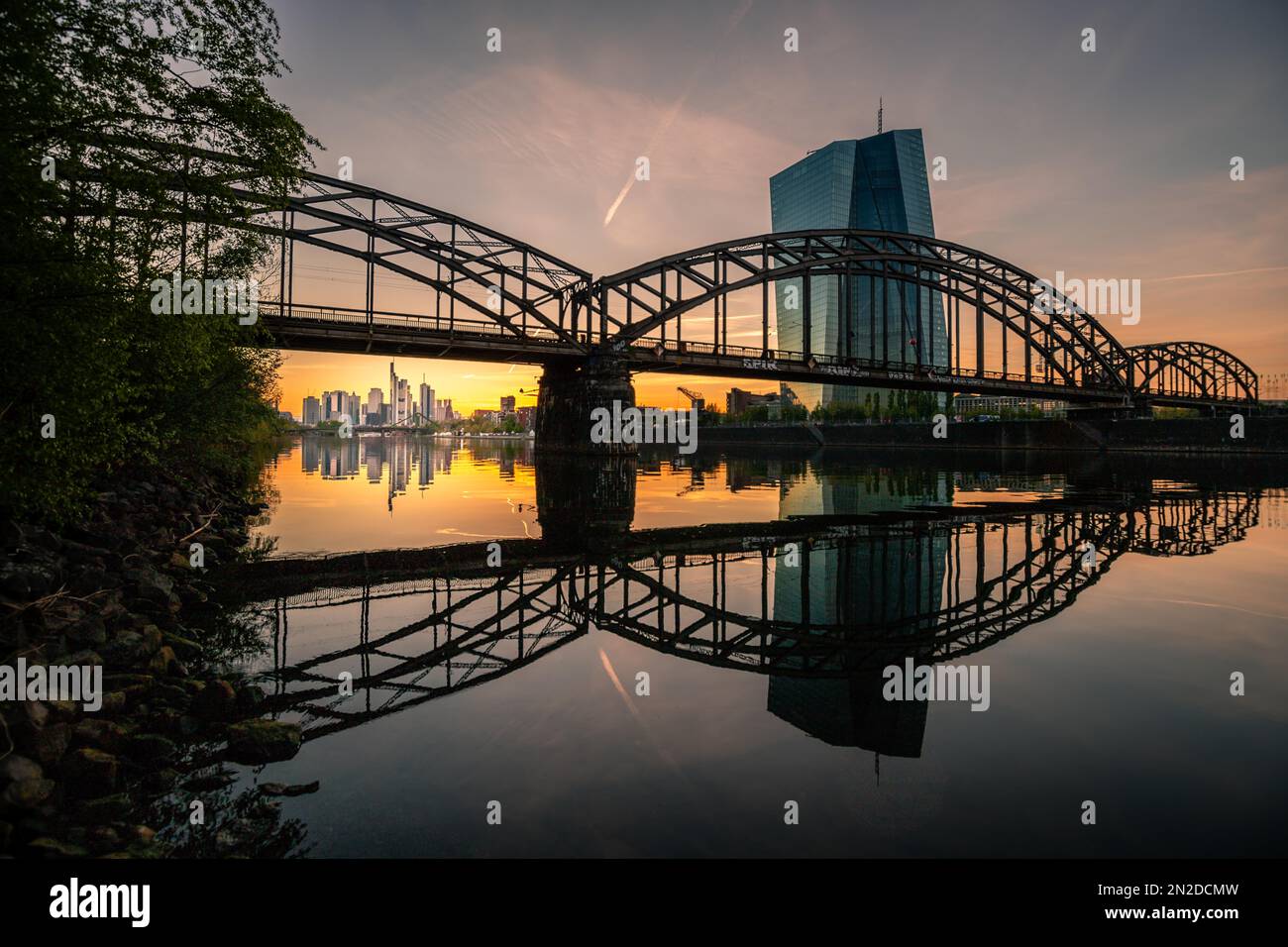 Tramonto dietro la Banca Centrale europea, la BCE e lo skyline di Francoforte da Arthur-von-Vineyard-Steg, Francoforte sul meno, Assia, Germania Foto Stock