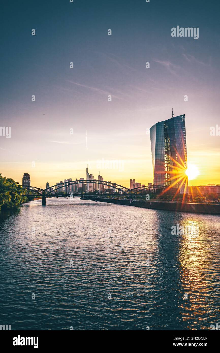 La nuova Banca centrale europea, la BCE, di fronte allo skyline di Francoforte al tramonto, Francoforte sul meno, Assia, Germania Foto Stock