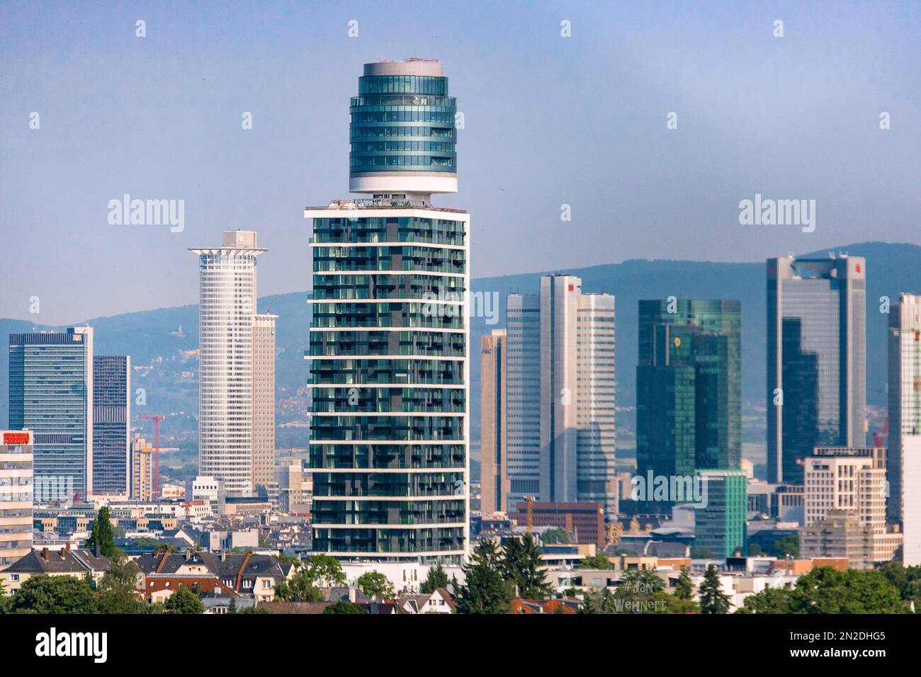 Vista su Francoforte, la Torre di Henninger con skyline, grattacieli e strade tratte dalla Torre di Goethe, Assia, Germania Foto Stock