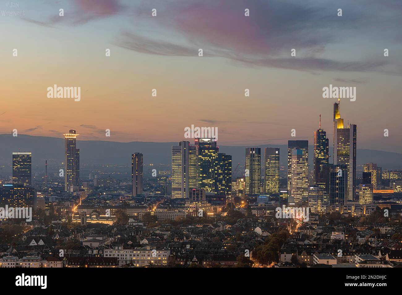 Vista su Francoforte, skyline illuminato, grattacieli e strade tratte dalla Goethe Tower, Assia, Germania Foto Stock
