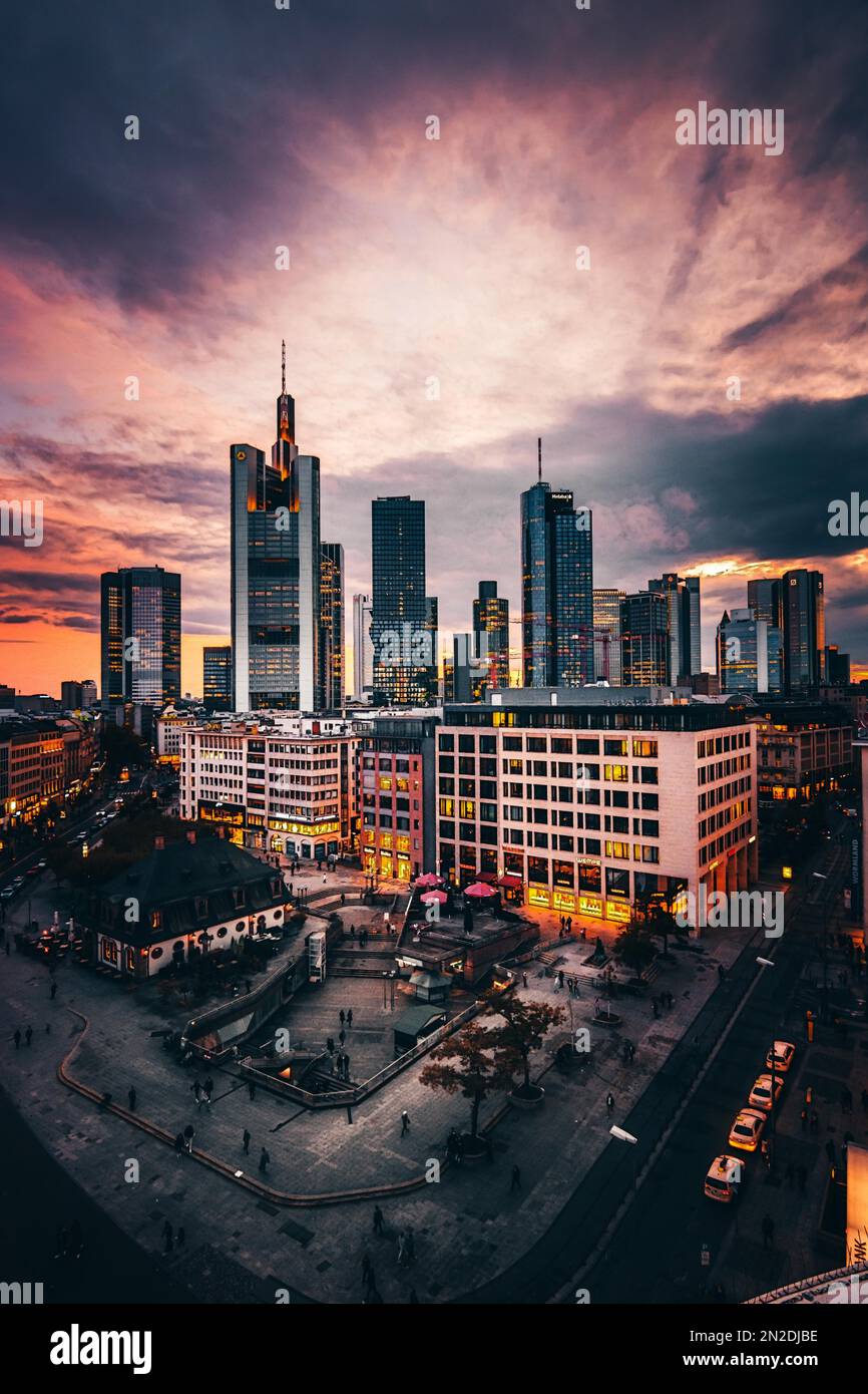 L'Hauptwache, vista dall'alto su una piazza con negozi e ristoranti, sullo sfondo lo skyline e un romantico tramonto, Francoforte, Assia Foto Stock