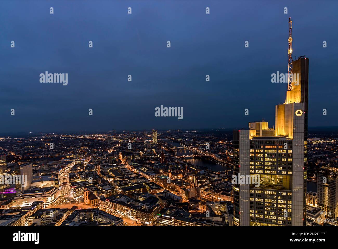 Vista dall'alto di Commerzbank e Francoforte, ripresa notturna, Francoforte sul meno, Assia, Germania Foto Stock