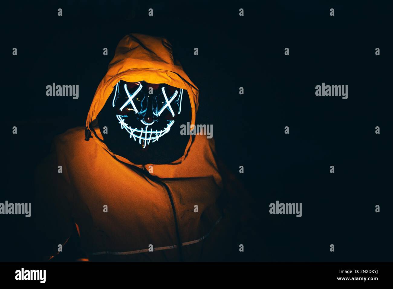 Maschera Purge, uomo con maschera LED su auto bruciata, stivali in gomma e  giacca da pioggia gialla, Francoforte sul meno, Assia, Germania Foto stock  - Alamy