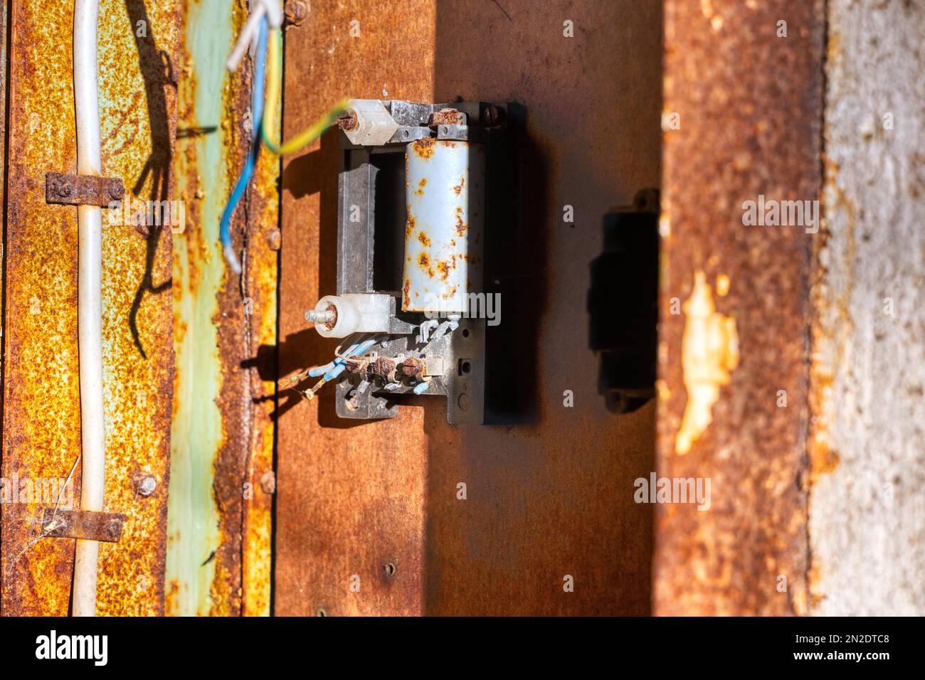 Vecchia scatola di distribuzione dell'impianto elettrico fatiscente Foto Stock