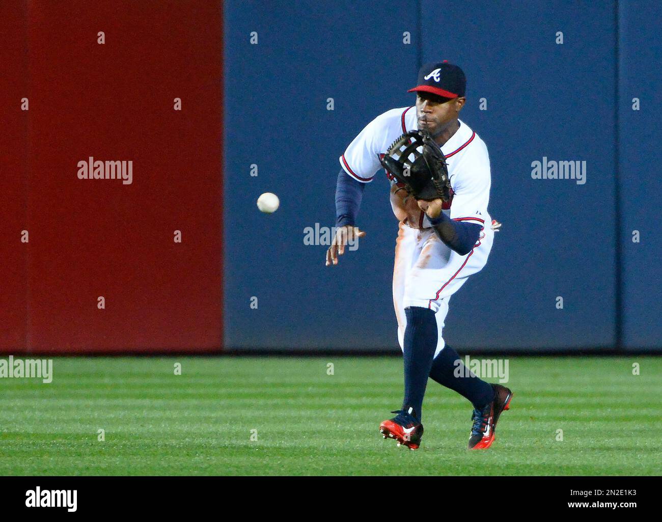 Atlanta Braves center fielder Eric Young Jr. fields a single by on a fly ball by Washington Nationals' Danny Espinosa during the seventh inning of a baseball game Wednesday, April 29, 2015, in Atlanta. (AP Photo/David Tulis) Foto Stock