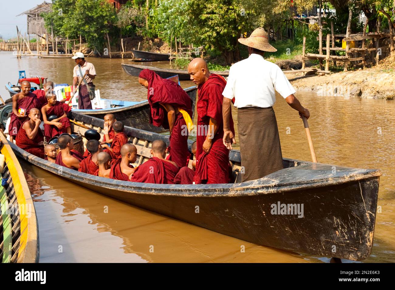 I monaci arrivano per la cerimonia di inaugurazione di Una Pagoda lo Taw Pauk, Inle Lake, Myanmar, Inle Lake, Myanmar Foto Stock