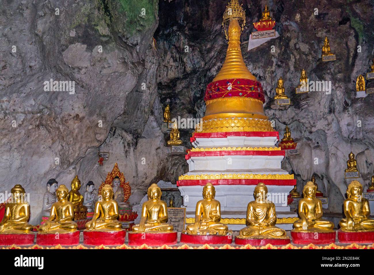 Pindaya Cave con oltre 8000 statue di Buddha, Shwe U min Pagoda, Pindaya, Myanmar, Pindaya, Myanmar Foto Stock