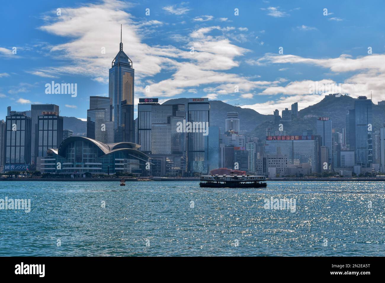 Hong Kong: Lo splendido Porto di Hong Kong, un'affascinante miscela di grattacieli torreggianti, acque scintillanti e attività movimentate, offre una vista mozzafiato Foto Stock