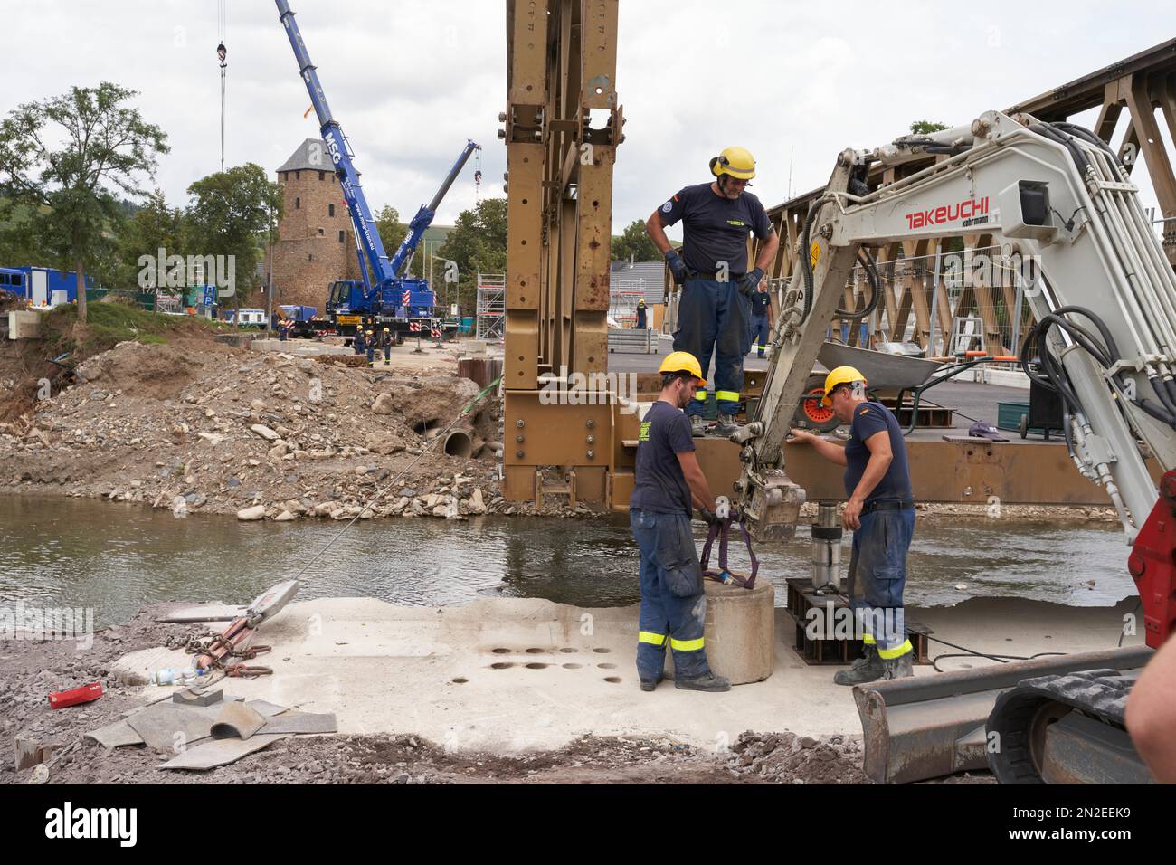 GLI aiutanti costruiscono un ponte temporaneo per sostituire il ponte Ahrtor, Ahrweiler, Renania-Palatinato, Germania Foto Stock