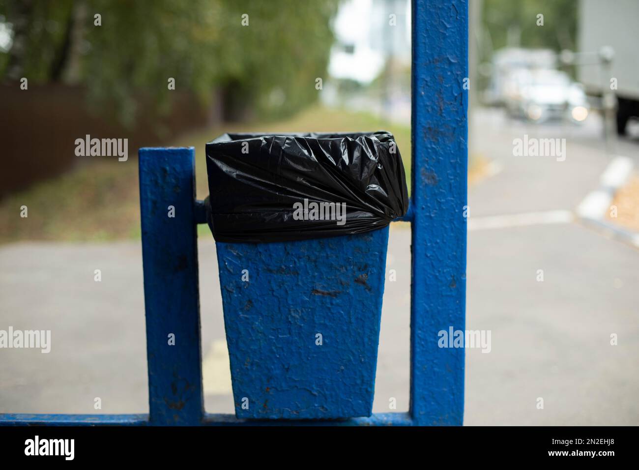 Urna con sacchetto. Luogo per immondizia. Cestino con sacchetto nero. Spazzatura pubblica sulla strada. Raccolta dei rifiuti. Foto Stock