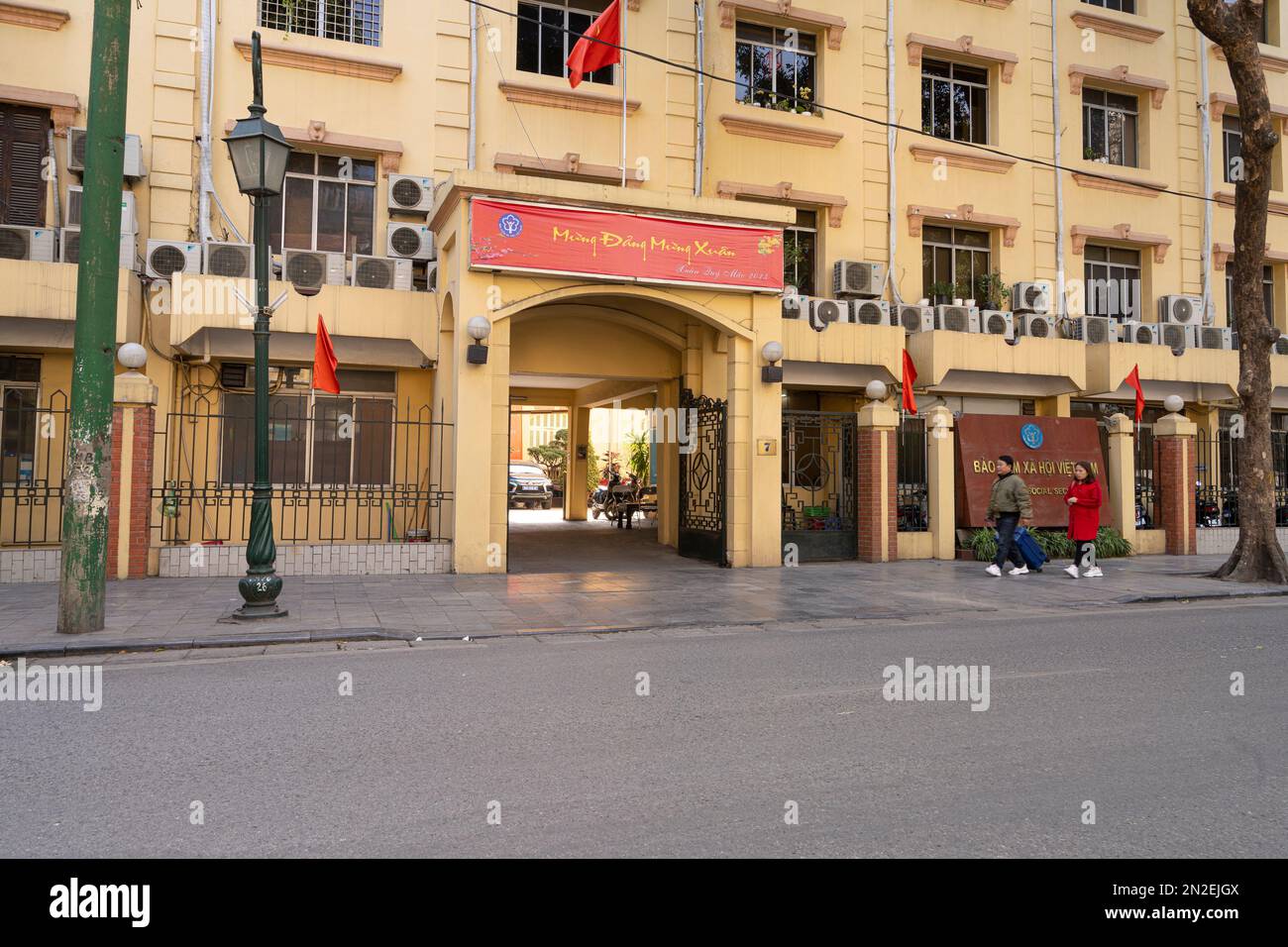Hanoi, Vietnam, gennaio 2023. vista dell'edificio della sede centrale della previdenza sociale del vietnam nel centro della città Foto Stock