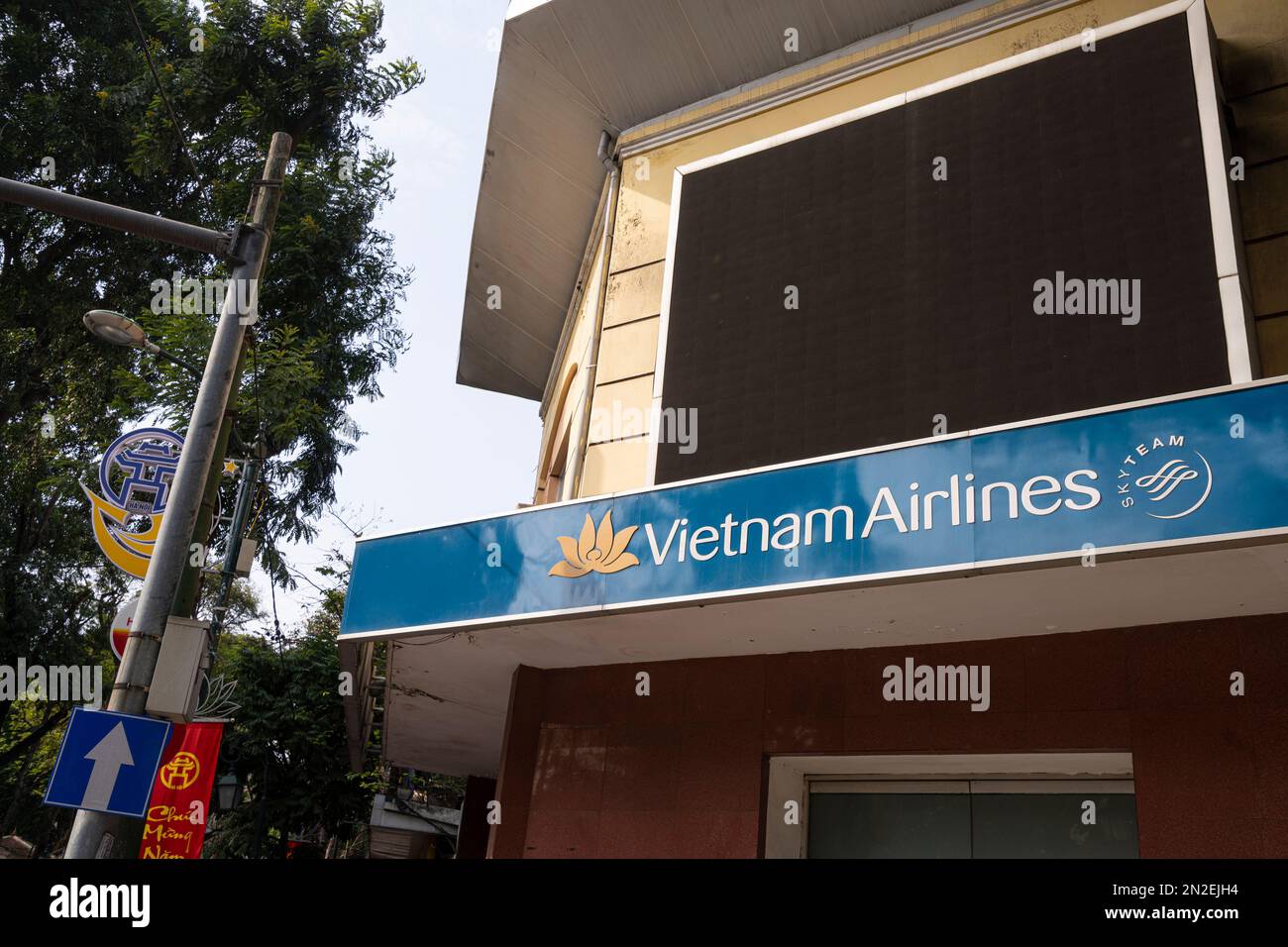 Hanoi, Vietnam, gennaio 2023. Il Vietnam Airlines segno in una strada del centro città Foto Stock