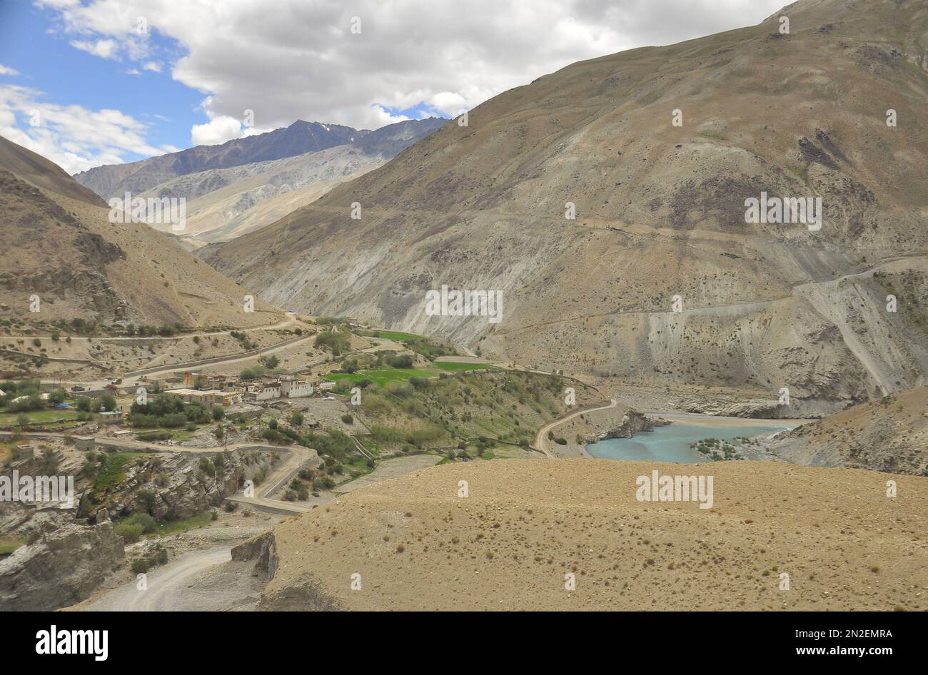 Sangam - bella vista della confluenza dei fiumi Zanskar e Indus nella valle di Nimmu, territorio dell'Unione di Ladakh, INDIA. Foto Stock