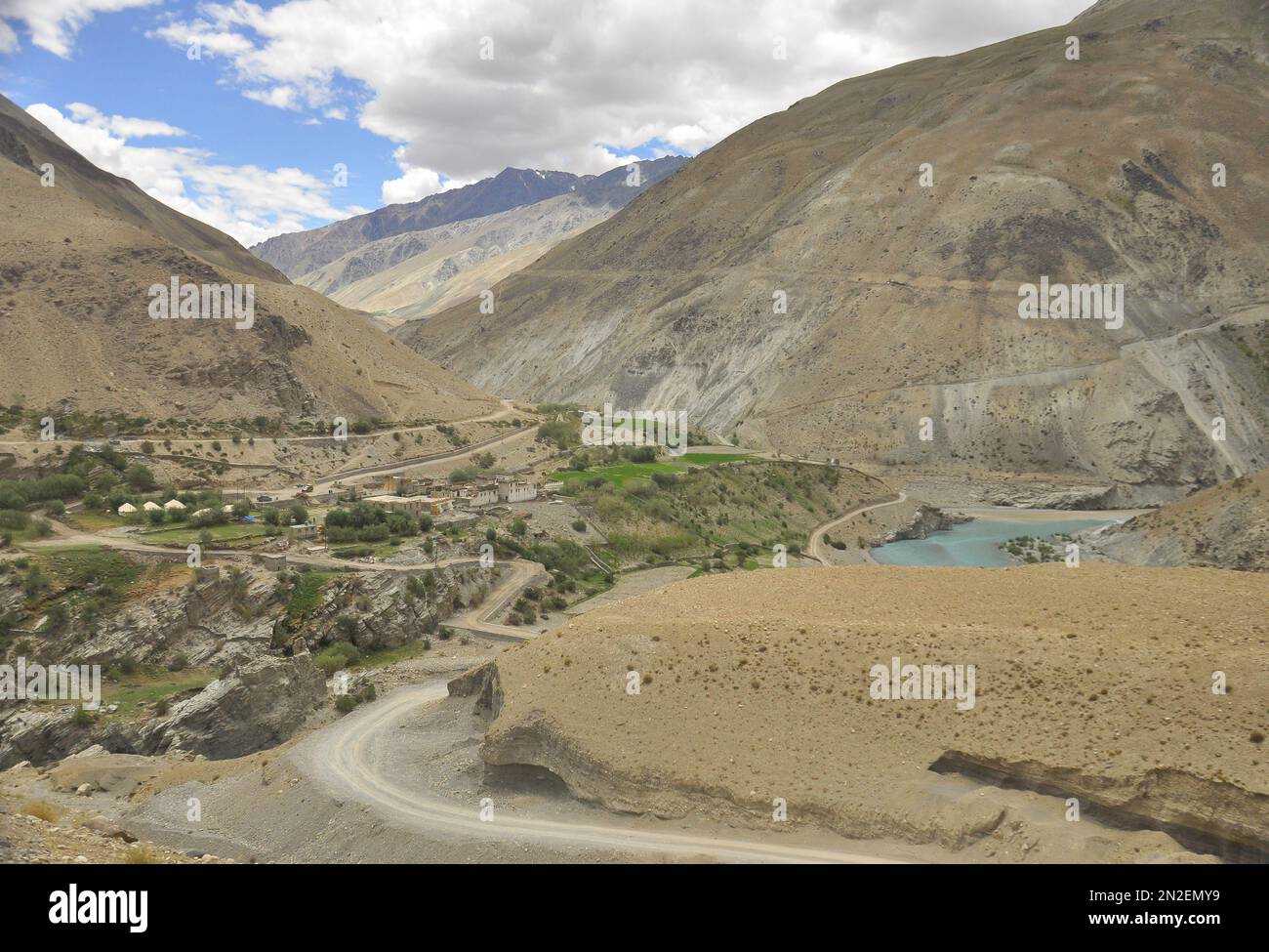 Sangam - bella vista della confluenza dei fiumi Zanskar e Indus nella valle di Nimmu, territorio dell'Unione di Ladakh, INDIA. Foto Stock