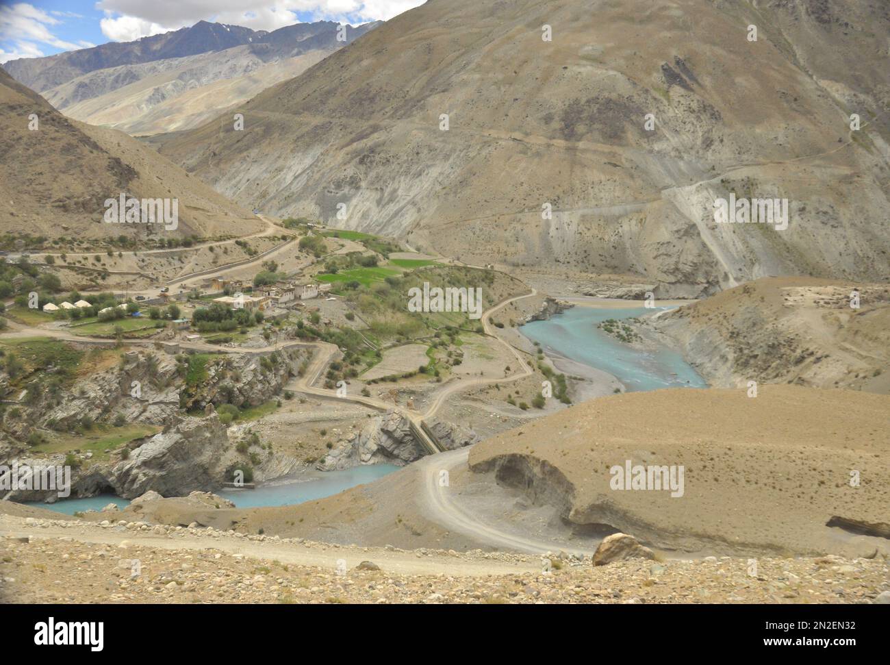 Sangam - bella vista della confluenza dei fiumi Zanskar e Indus nella valle di Nimmu, territorio dell'Unione di Ladakh, INDIA. Foto Stock