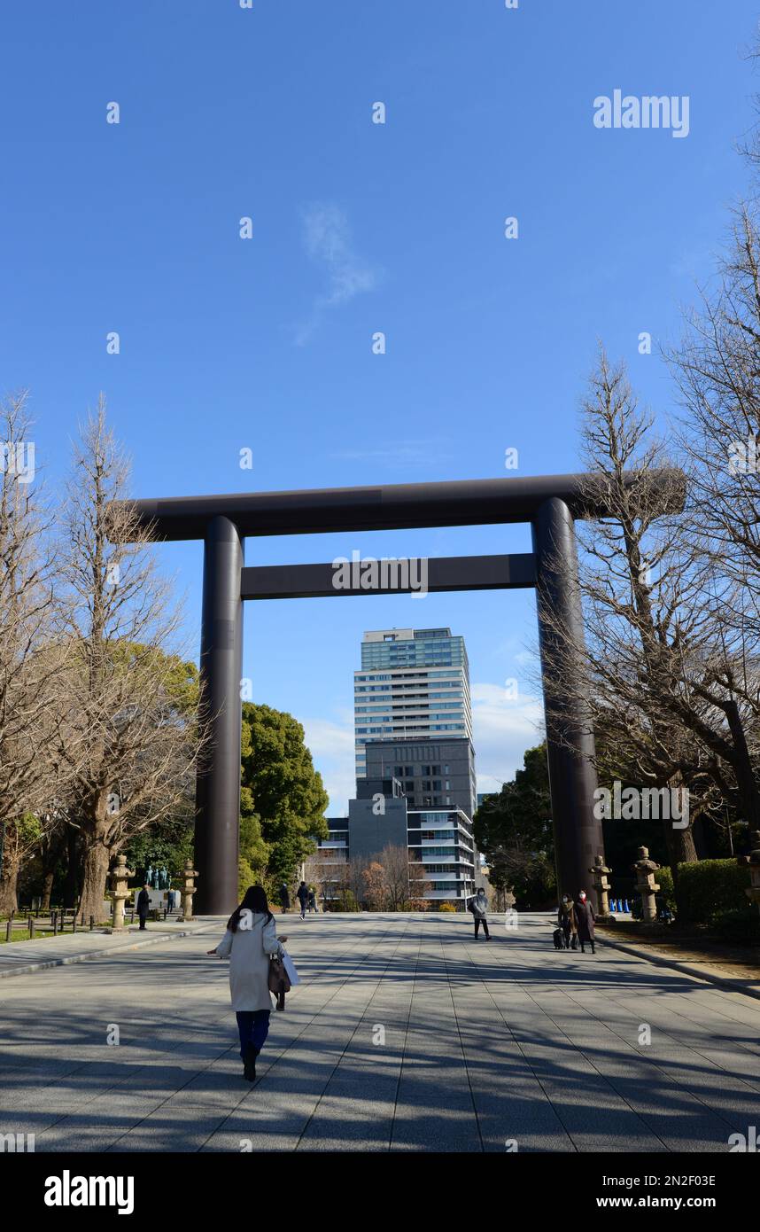 Grande porta del santuario giapponese tradizionale presso il santuario di Yasukuni a Tokyo, Giappone. Foto Stock