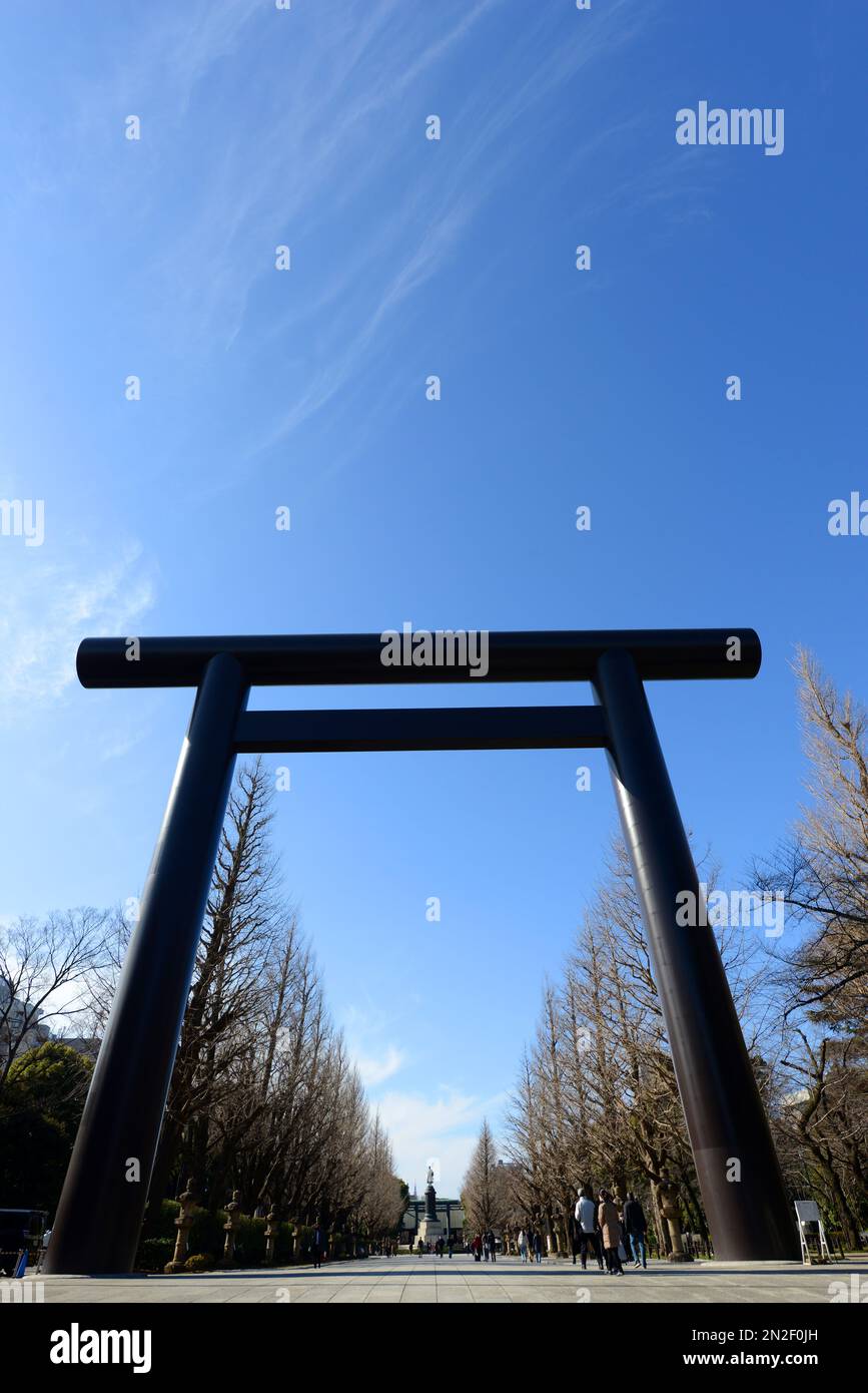 Grande porta del santuario giapponese tradizionale presso il santuario di Yasukuni a Tokyo, Giappone. Foto Stock
