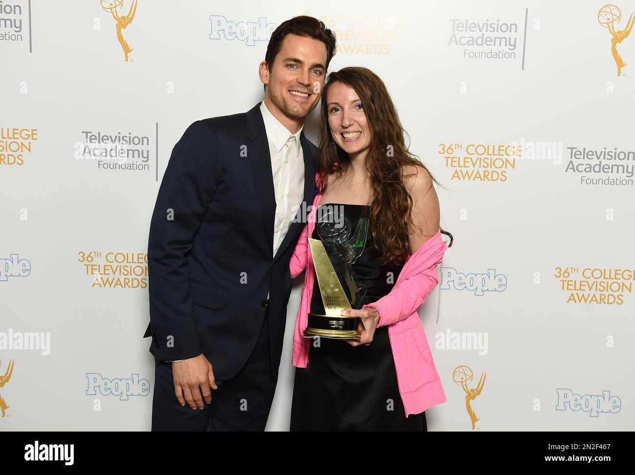 Melissa Hoppe, right, of American Film Institute poses for a portrait with the first place award for Children's Program for "Stealth" with Matt Bomer at the 36th College Television Awards, presented by the Television Academy Foundation at the Skirball Cultural Center in Los Angeles on Thursday, April 23, 2015. (Photo by Jordan Strauss/Invision for the Television Academy/AP Images) Foto Stock