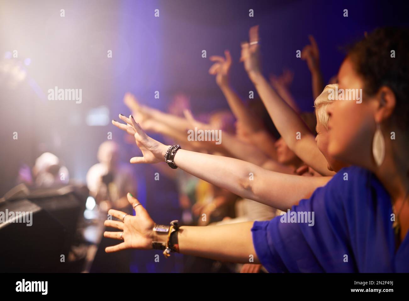 Per raggiungere la loro band preferita. una folla ad un concerto di musica. Foto Stock