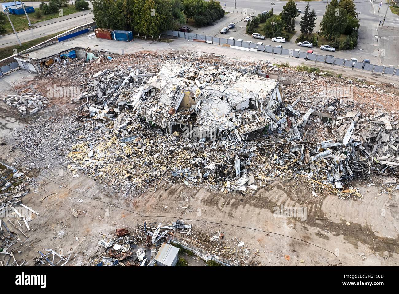 Vista dall'alto dell'edificio distrutto. Vista aerea delle rovine. Il relitto dell'edificio Foto Stock