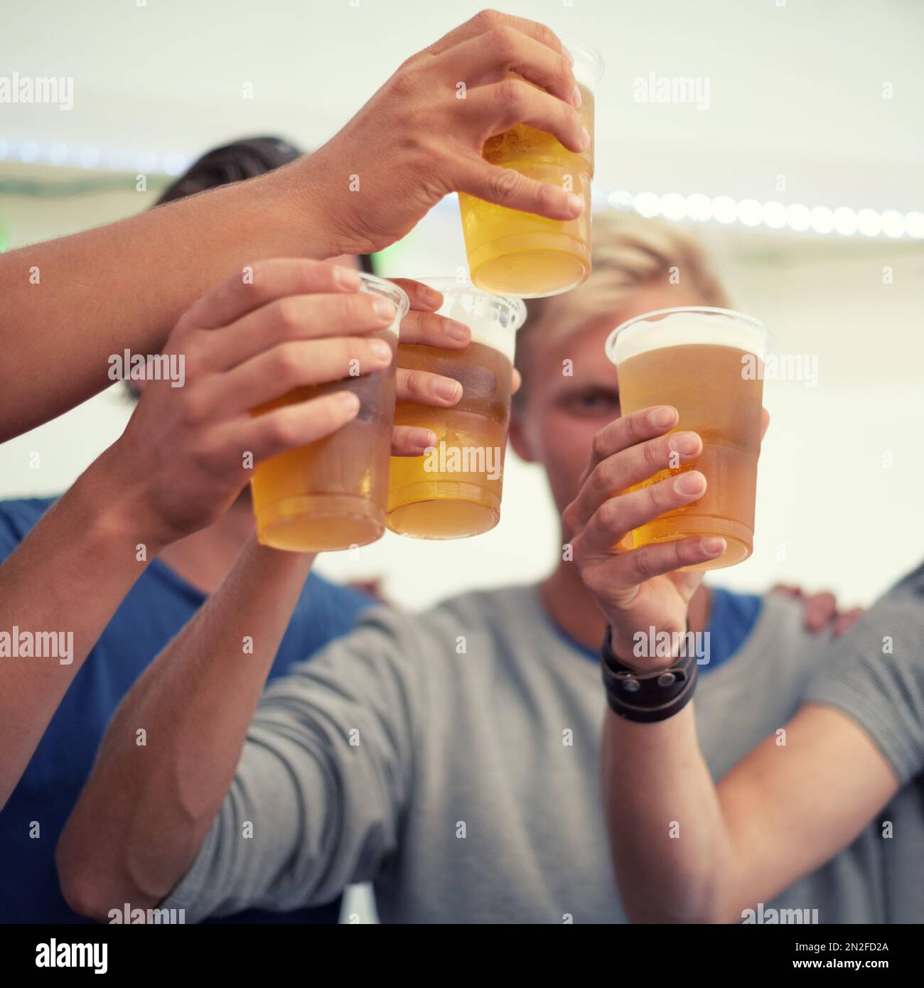 Heres ai bei tempi. un gruppo di giovani che allietano con le loro birre. Foto Stock