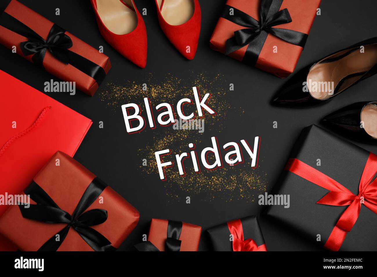 Composizione piatta con eleganti scarpe da donna, confezioni regalo e frase Black  Friday su sfondo scuro Foto stock - Alamy