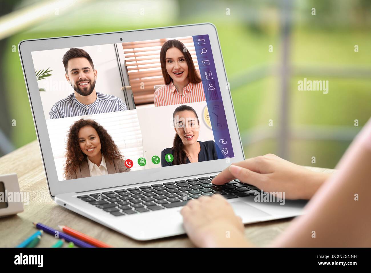 Donna che ha video chat con la squadra al tavolo, primo piano Foto Stock