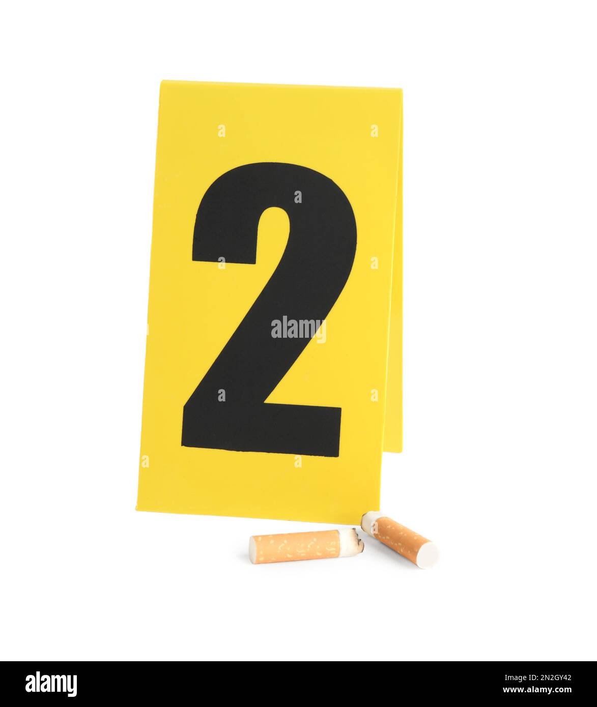 Stub di sigaretta e marcatore scena del crimine con il numero due isolato su bianco Foto Stock