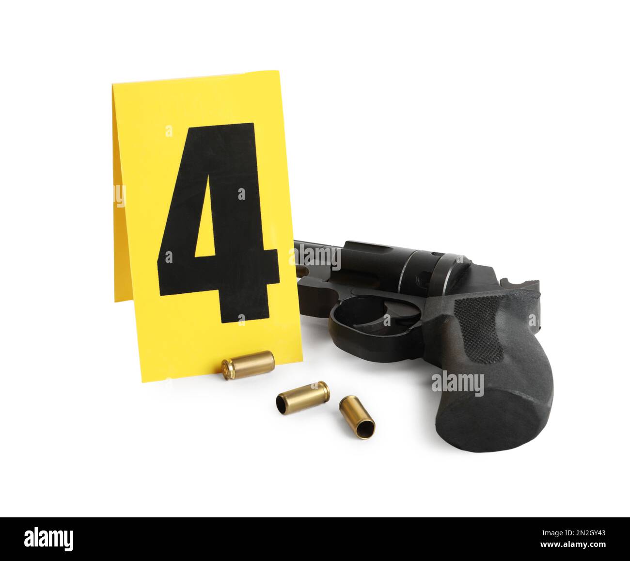 Cannone, gusci di conchiglia e marcatore di scena del crimine con il numero quattro isolato su bianco Foto Stock