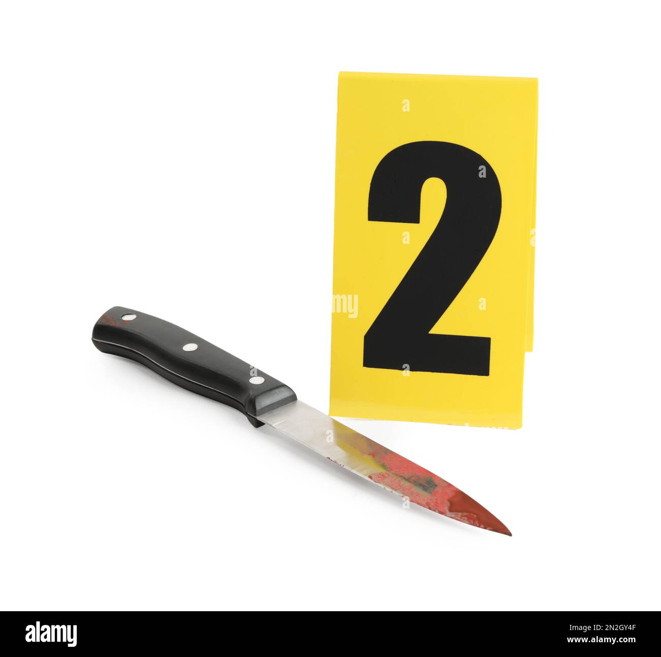 Sanguinoso coltello e scena del crimine con il numero due isolato su bianco Foto Stock