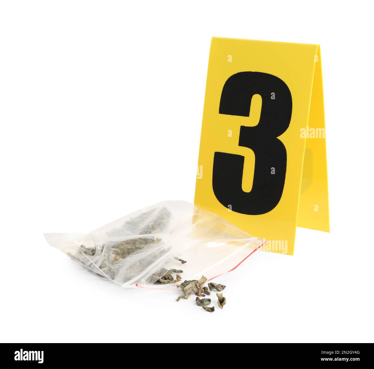 Sacchetto di plastica con pennarello di cannabis e scena del crimine con il numero tre isolato su bianco. Foto Stock