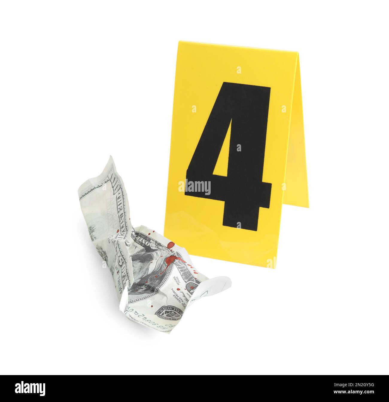 Sanguinoso crumpled dollaro e scena del crimine marker con il numero quattro isolato su bianco Foto Stock